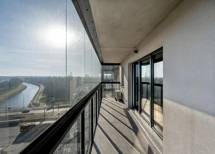 Exclusive River View Apartment With Balcony & Free Garage By Renters Prestige