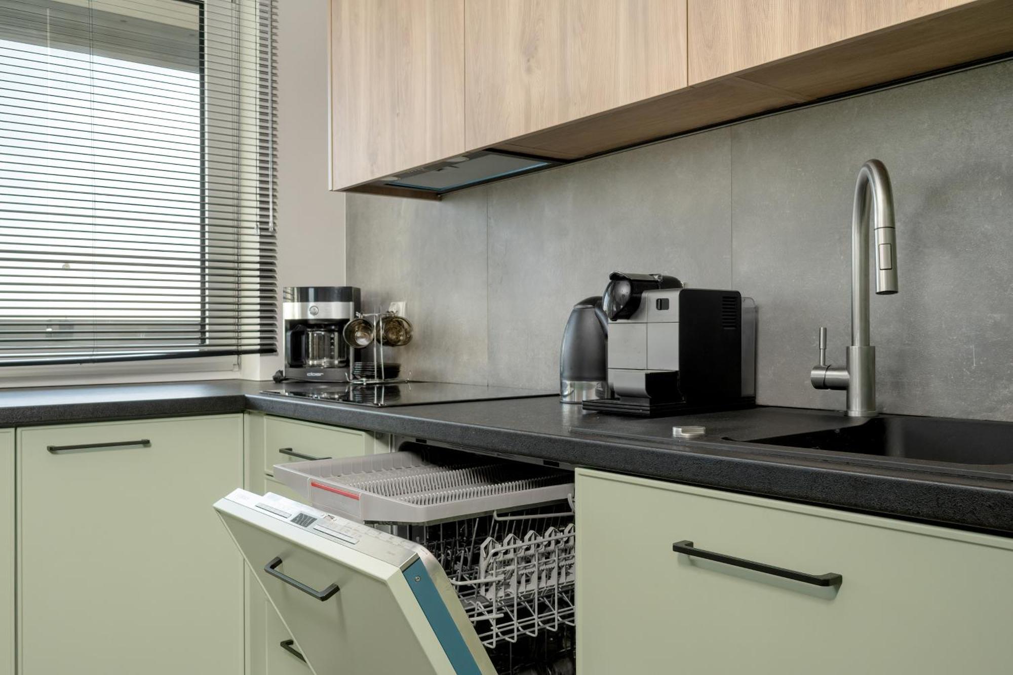 Exclusive River View With Balcony & Free Garage By Renters Prestige *
