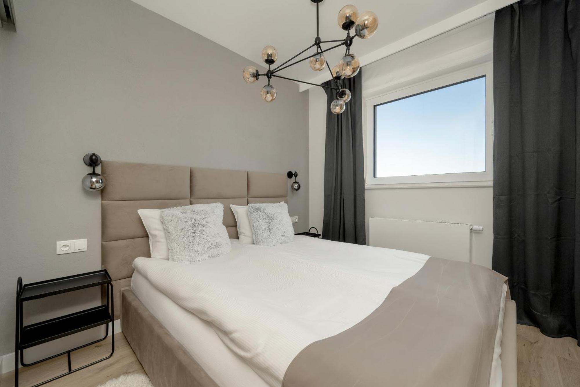 Apartment Exclusive River View With Balcony & Free Garage By Renters Prestige