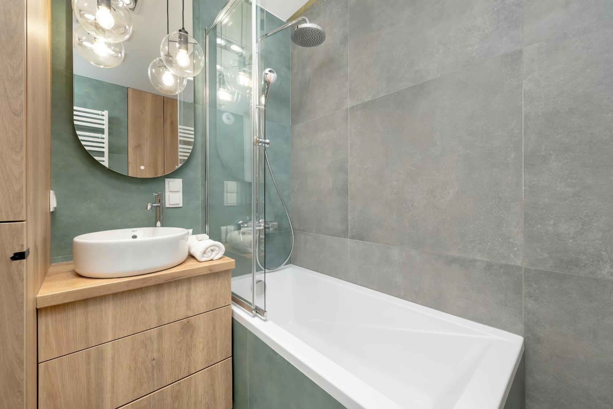 Exclusive River View With Balcony & Free Garage By Renters Prestige *
