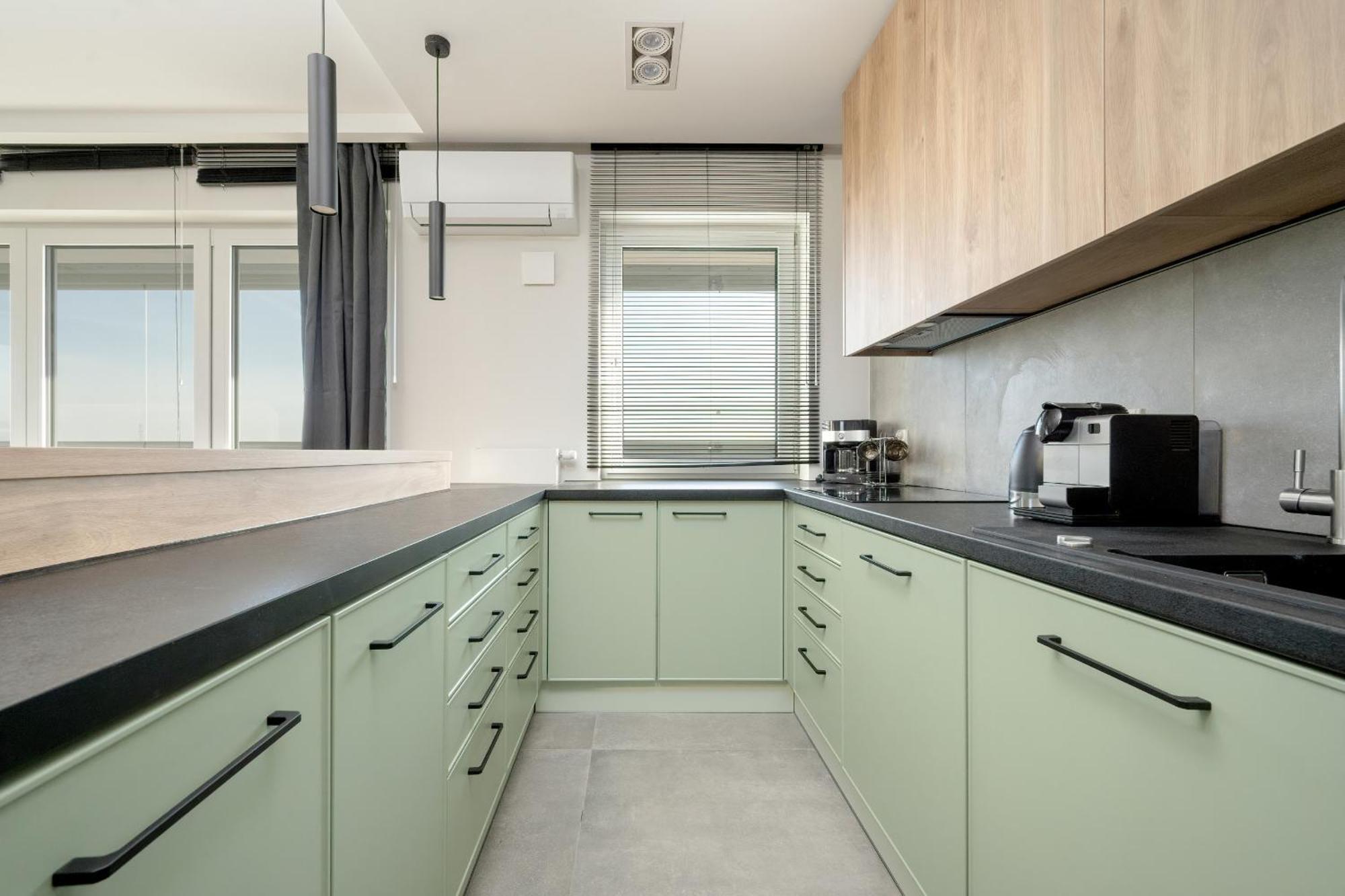 Exclusive River View With Balcony & Free Garage By Renters Prestige Apartment *