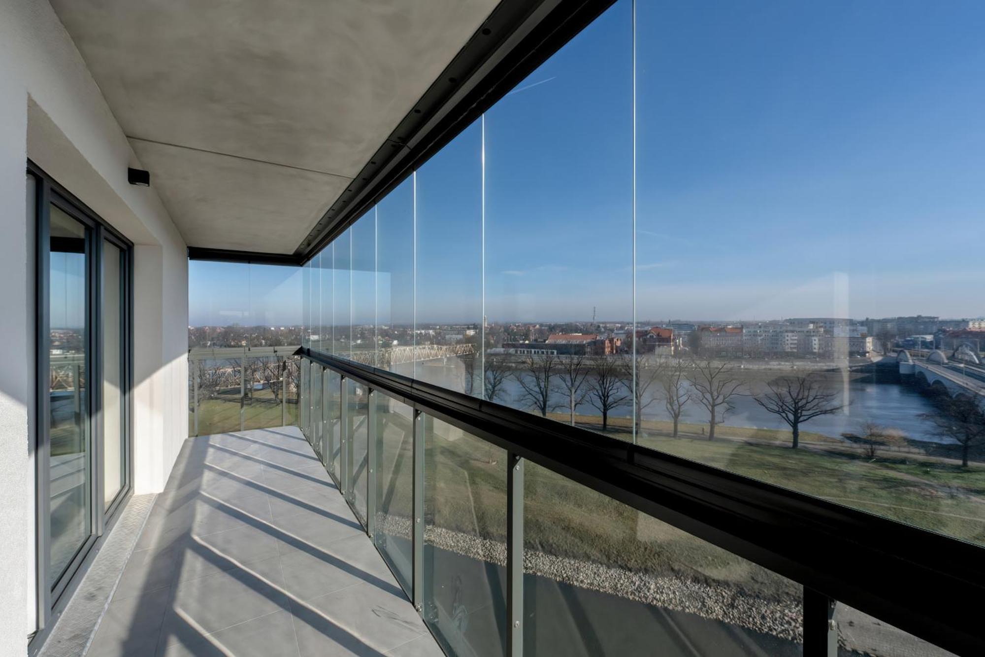 Exclusive River View With Balcony & Free Garage By Renters Prestige Apartment