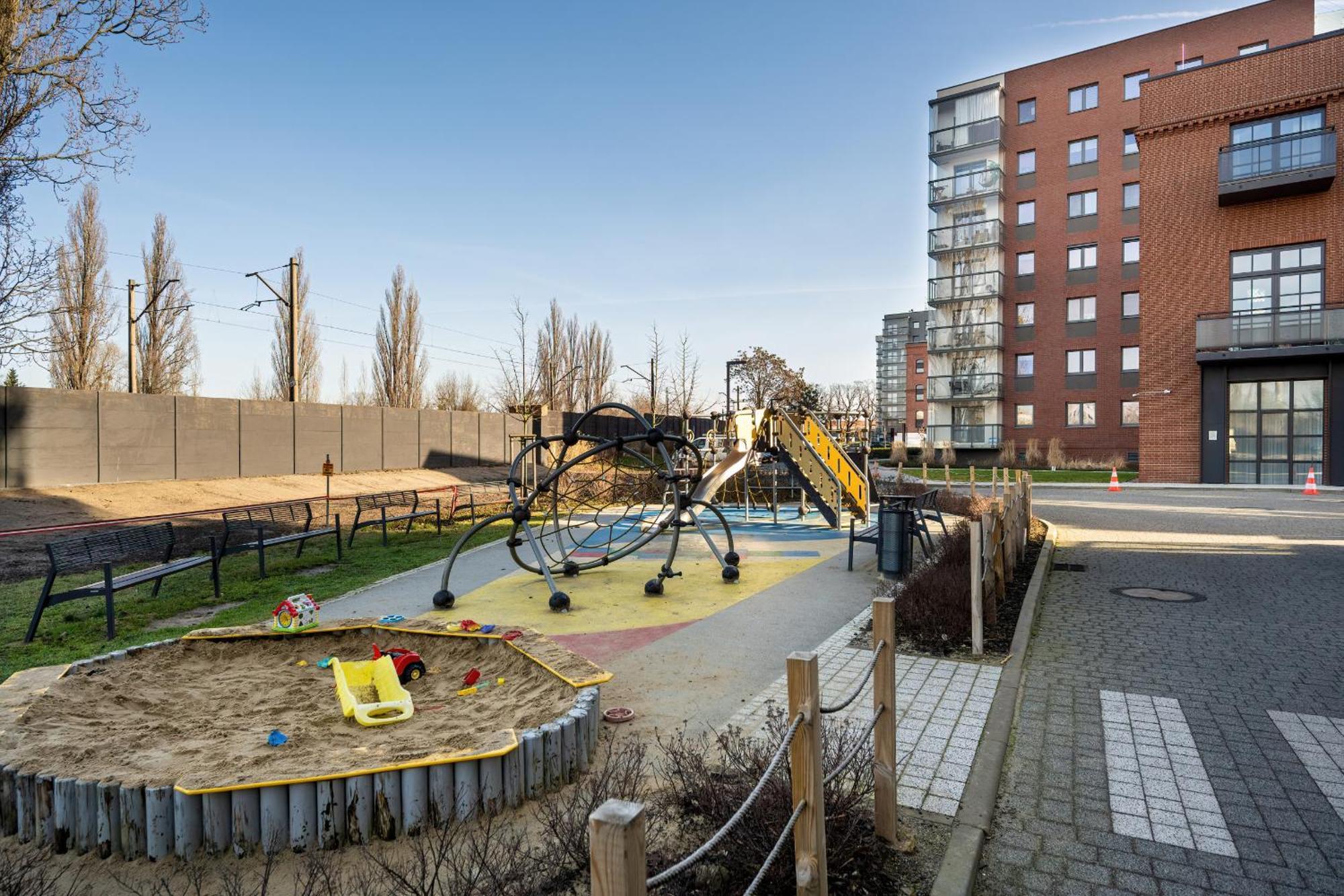 Exclusive River View With Balcony & Free Garage By Renters Prestige